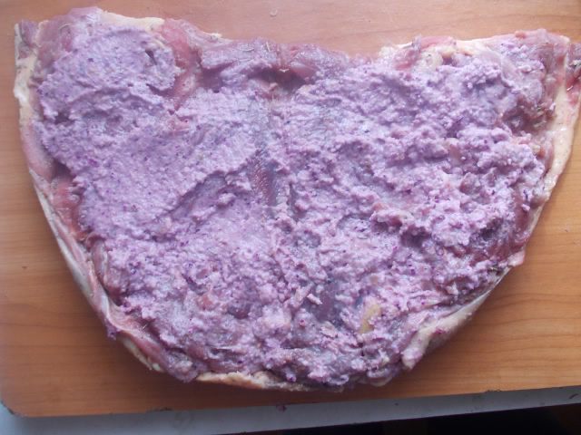 Рулет из утки с финиками и орехами