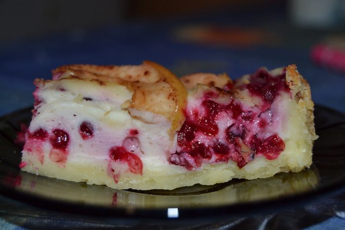 Брусничный пирог с яблоками