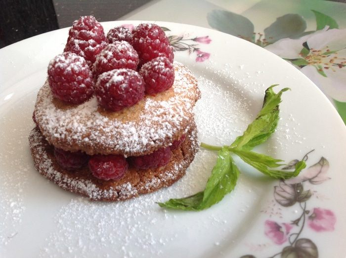 Миндальные пирамидки с малиной