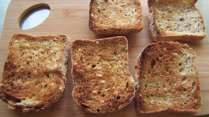 Брускетта с цукини, зеленым луком и беконом