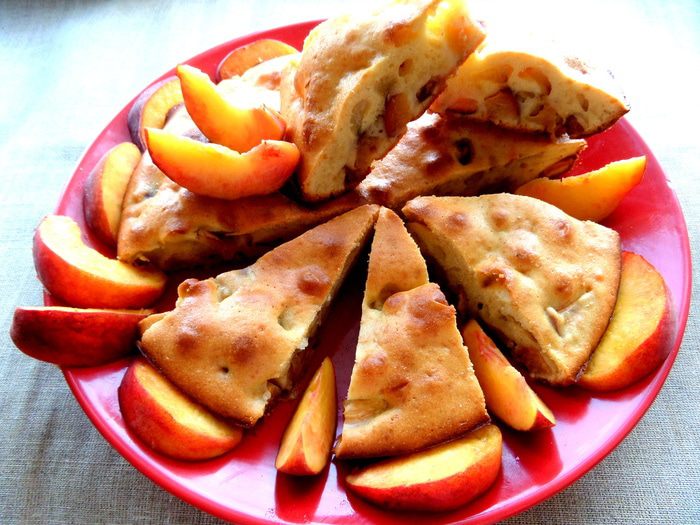 Шарлотка с нектаринами