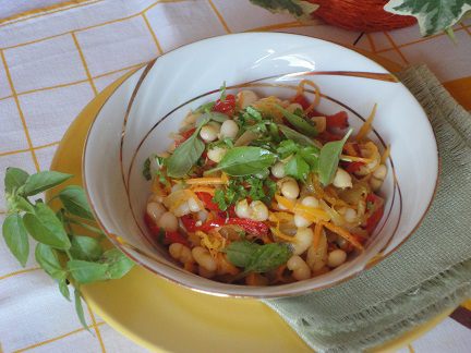 Теплый салат из белой фасоли