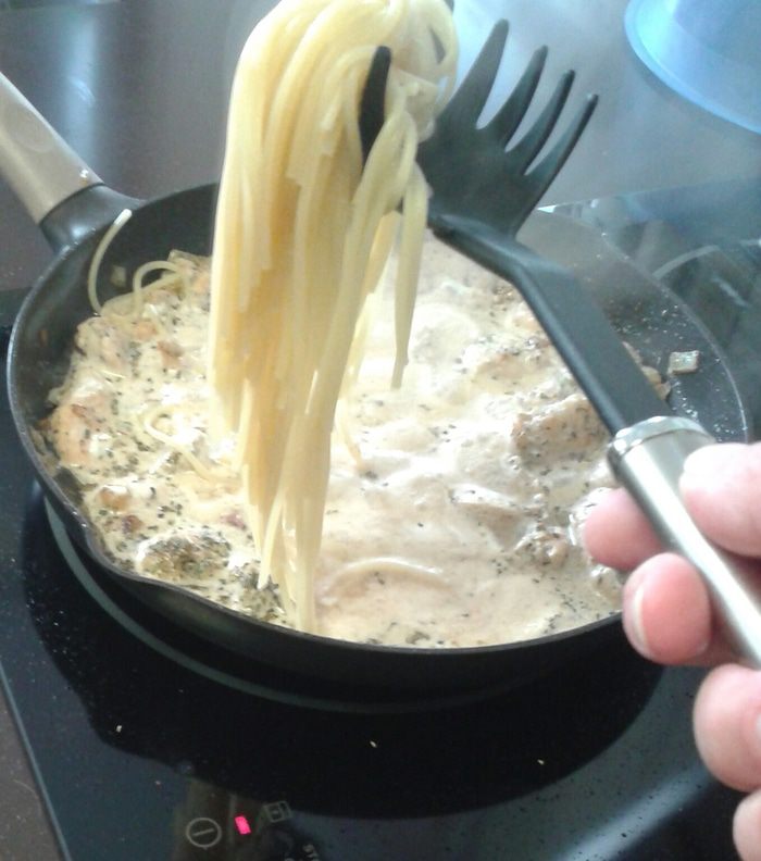 Спагетти с индейкой и творожным сыром