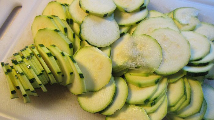 Тальятелле с молодыми кабачками и мятным песто