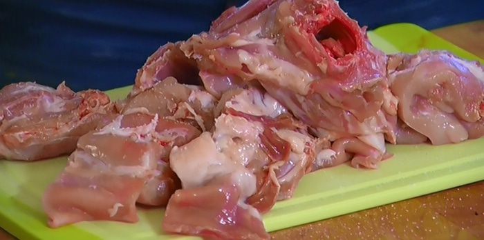 Кролик с яблоками, тушенный в вине