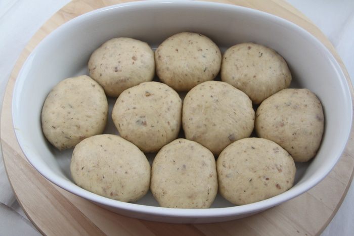 Каштановые булочки с брусникой