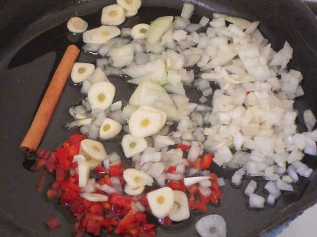 Свиные колбаски с чечевицей