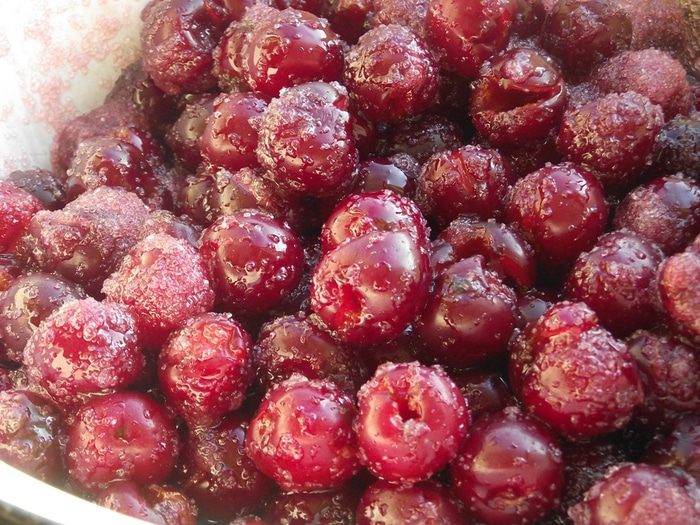 Варенье из вишни с корицей и коньяком