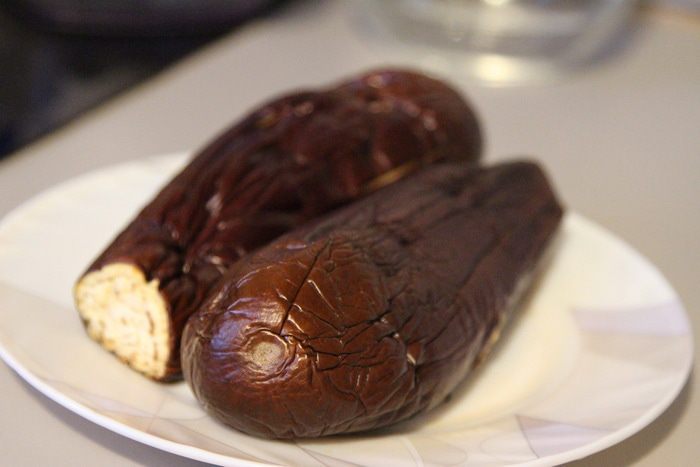 Мутабаль с грецкими орехами и зеленью