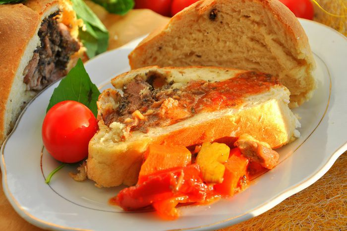 Тосканский пресный хлеб с рулетом из ягнятины 