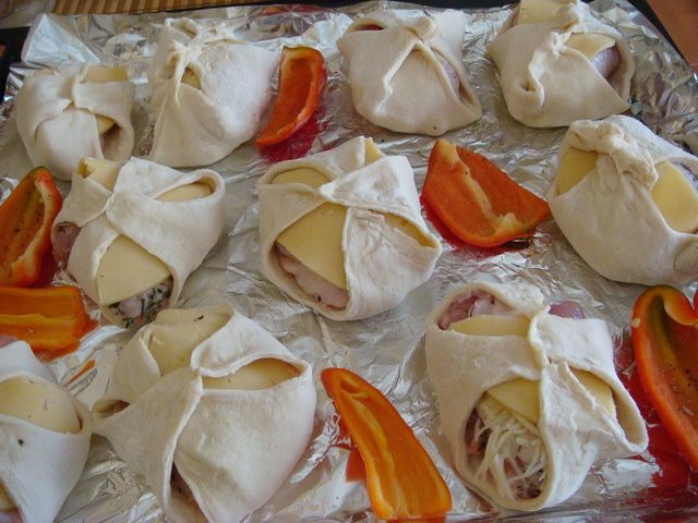 Курочка в слоеном тесте с картофельными розами