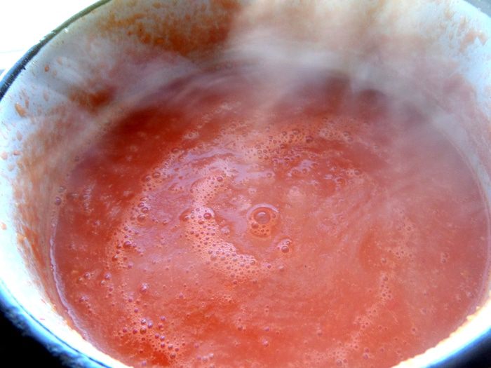 Баварские колбаски с итальянской пастой под сырным штрейзелем