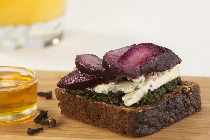 Бурже с грушей в красном вине