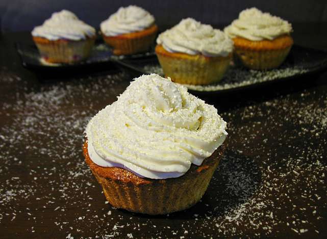 Клубнично-кокосовые маффины со сливочным кремом