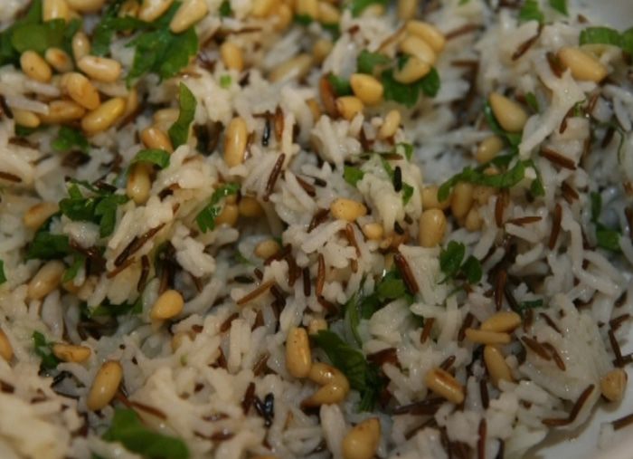 Рис с зеленью и орехами