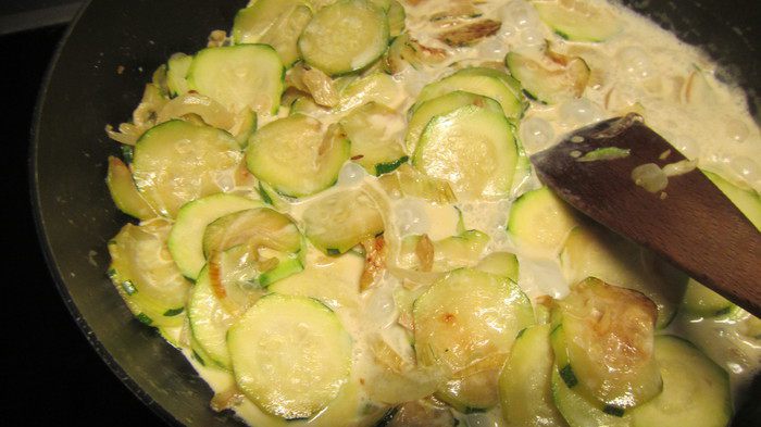 Тальятелле с молодыми кабачками и мятным песто