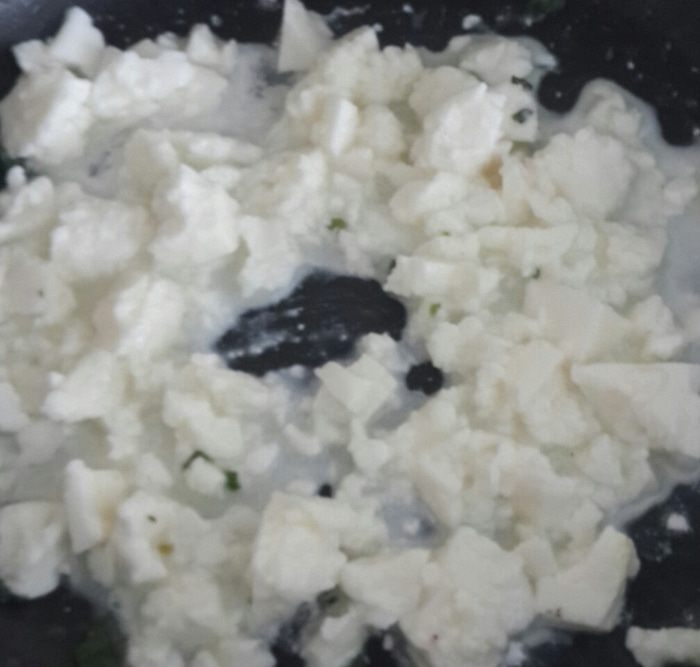 Салат с сыром и зеленым соусом