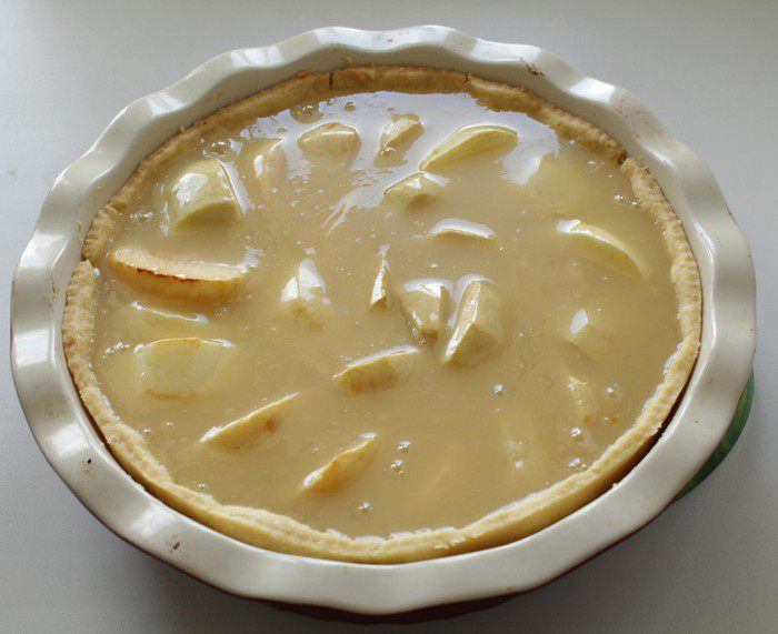 Яблочный пирог с карамельной заливкой