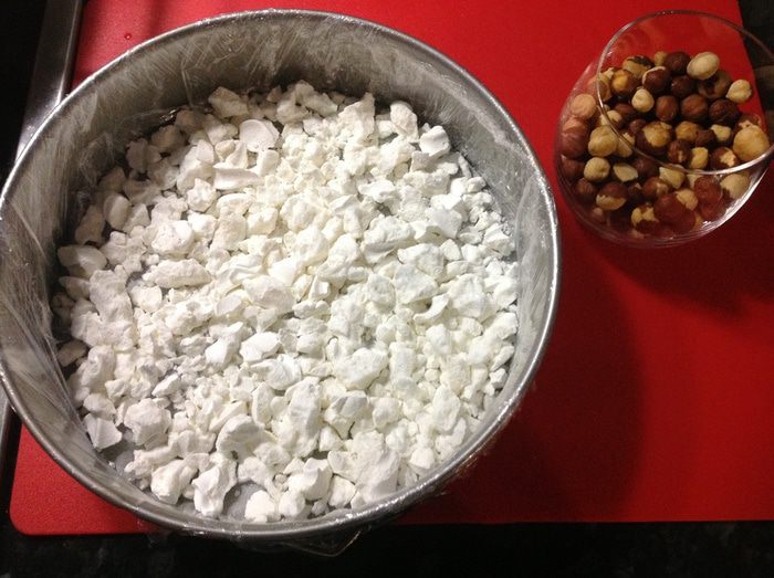 Сливочно-белковый десерт с фундуком