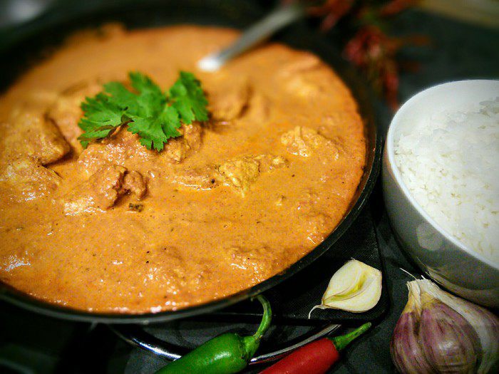 Курица в пряном томатно-сливочном соусе (Murgh Makhani) 