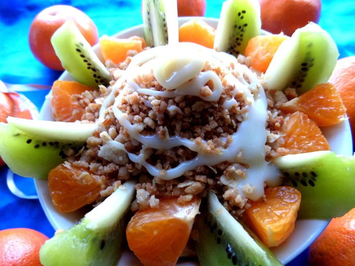 Фруктовый салат с овсяной крошкой и сгущенкой