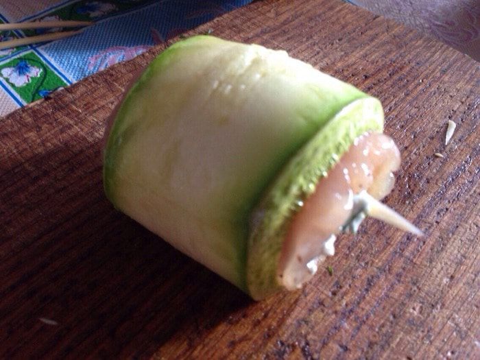 Рулетики из кабачков с курицей и творожной начинкой