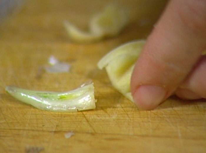 Фриттата с пастой и красным песто 