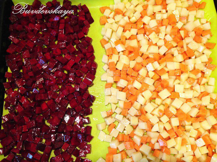 Винегрет из запеченных овощей с копченой курицей