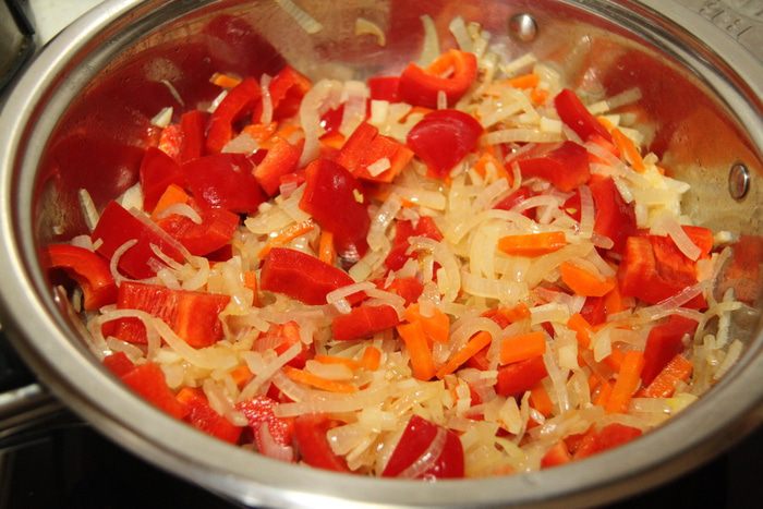 Тeплый салат с черной чечевицей и киноа