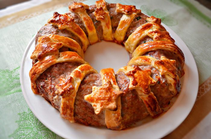 Пасхальное мясное кольцо с перепелиными яйцами по-польски