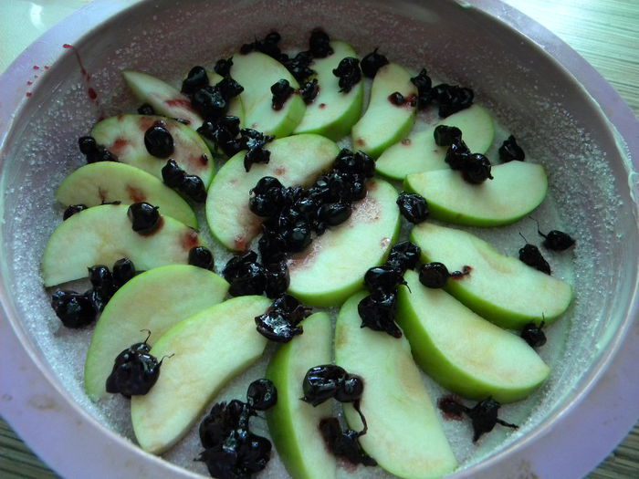 Яблочно-смородиновый пирог