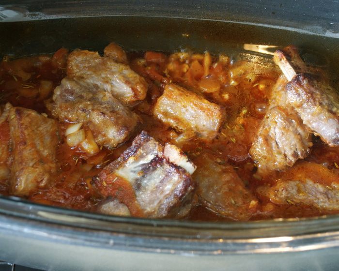 Томленые говяжьи ребрышки с томатно-овощным соусом