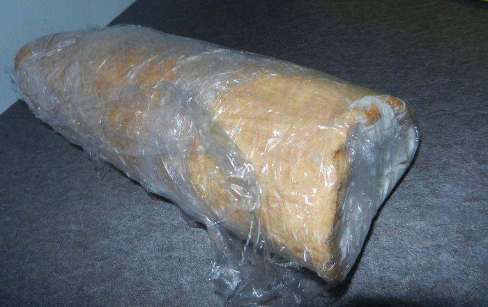 Рулет с клубникой и сливками (Cream-filled cake roll)