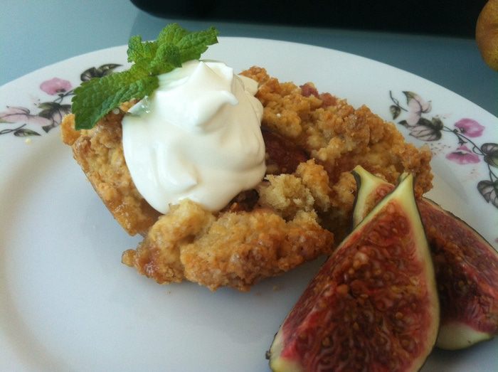 Крамбл с грушами и инжиром