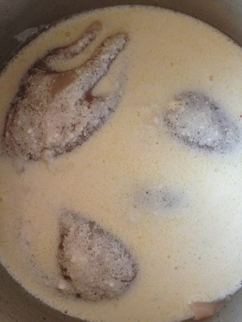 Кальмары, фаршированные морепродуктами, под сливочным соусом 