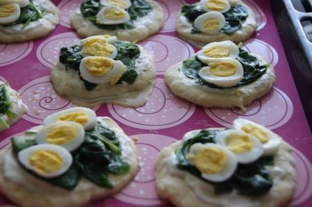 Мини-пироги из творожного теста со шпинатом