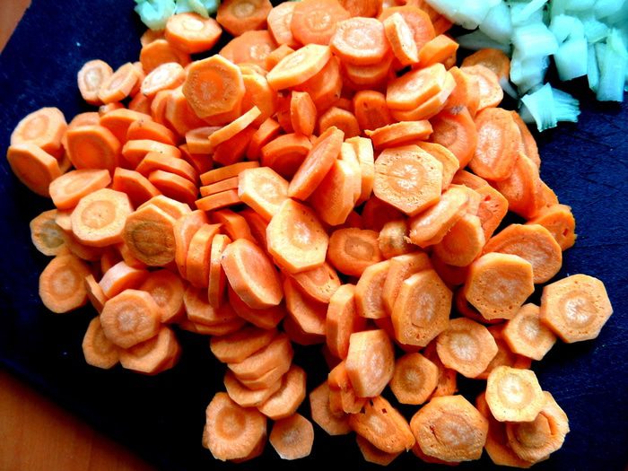 Печень в горшочке в сметанно-томатном соусе с овощами