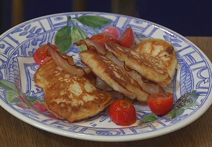 Сырные оладьи с беконом и помидорами 