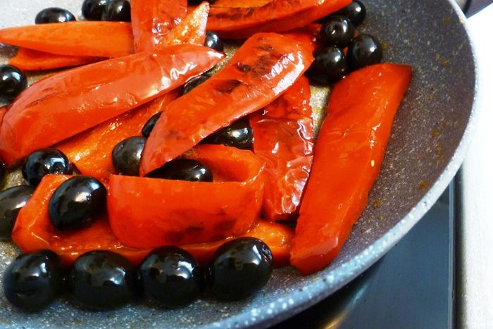 Жареный кролик с болгарским перцем и маслинами