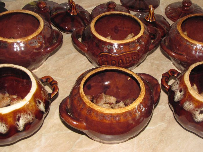 Жаркое в горшочках с белыми грибами и свининой