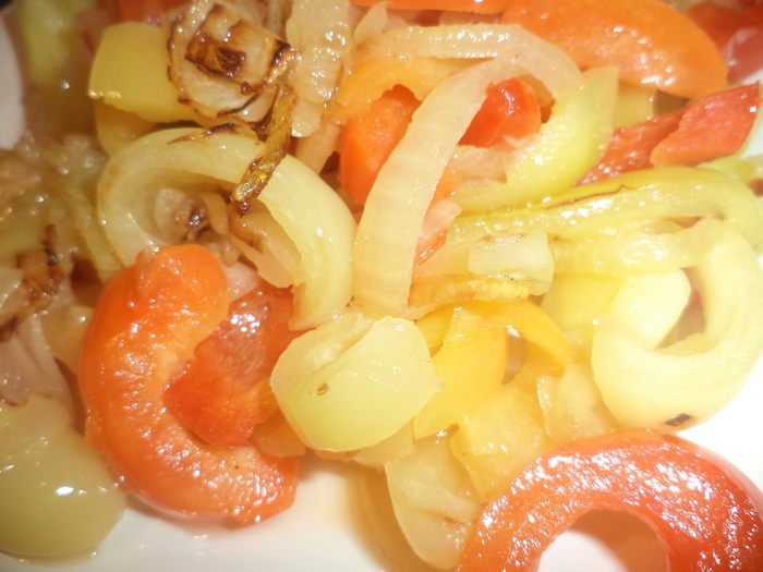 Омлет с фаршем, картофелем, болгарским перцем и маслинами