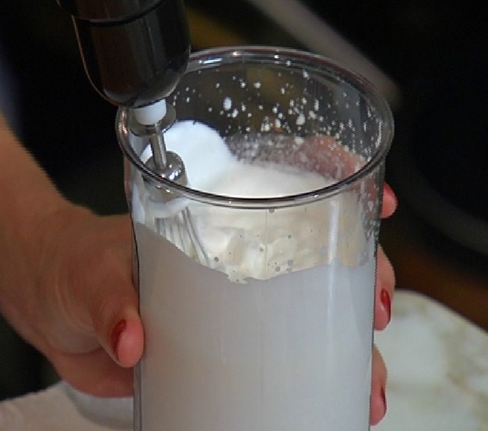 Взбитые сливки с томлеными сливами и карамелизированными орехами 