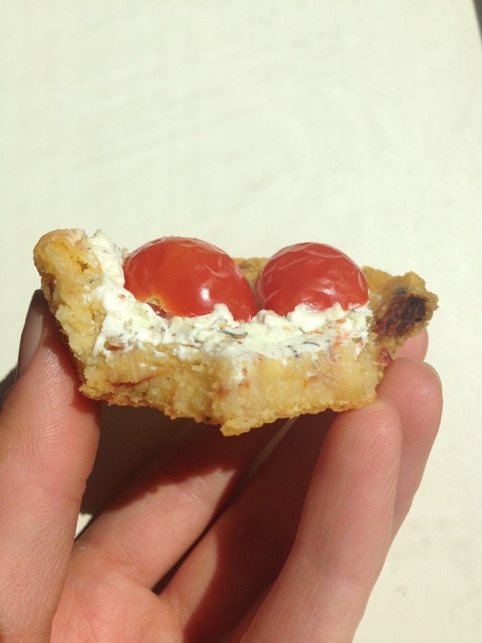 Закусочные тарталетки из поленты с козьим сыром и помидорками черри