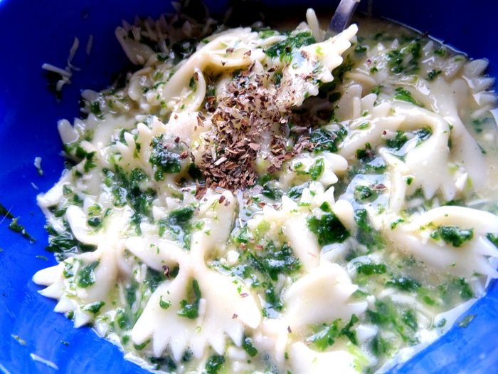 Фриттата с макаронами и шпинатом