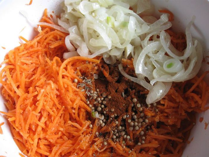 Салат из морковки по-корейски, орехов и зелени