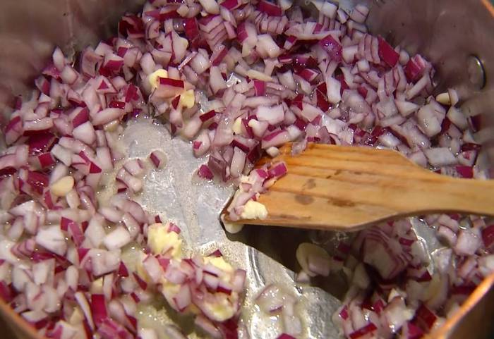 Красный рис с купатами и радиккио