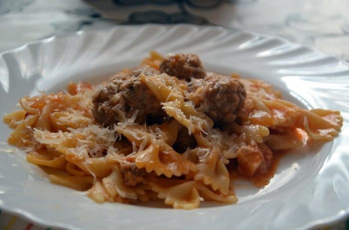 Фарфалле с рагу из фрикаделек