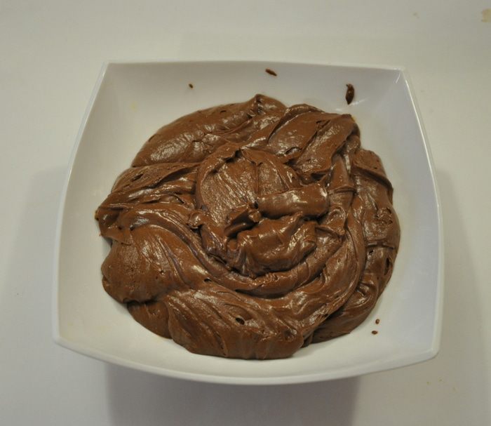 Миндальный торт с шоколадным муссом, безе и карамелью