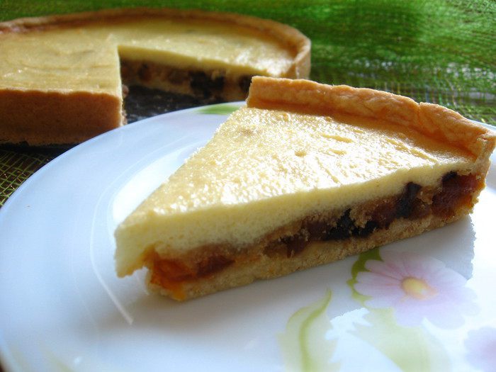 Пасхальный пирог с сухофруктами и печеньем