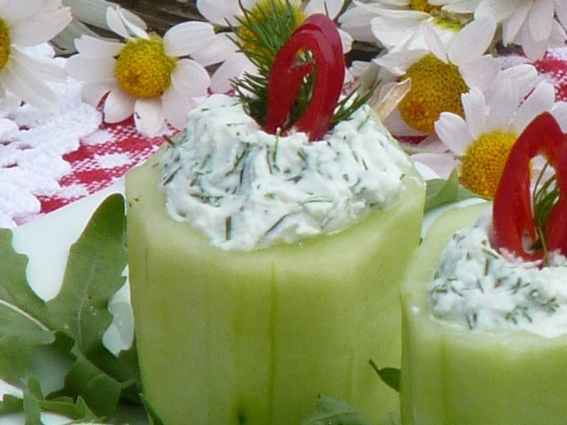 Закусочные фаршированные огурцы «Свечи»